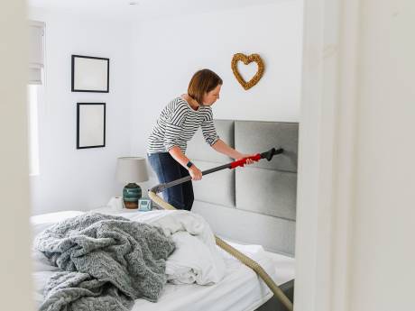 Stof en huidschilfers op en rond het bed? Pak de stofzuiger