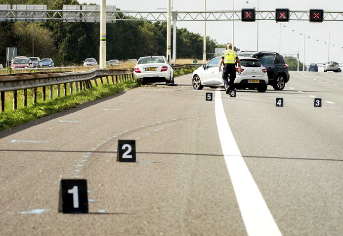 Bij autosnelwegen met vier of meer rijvakken is het in Nederland gebruikelijk om aan beide zijden van de baan een pechstrook te hebben.