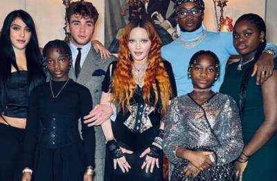 Madonna brengt zes kinderen samen op zeldzame foto