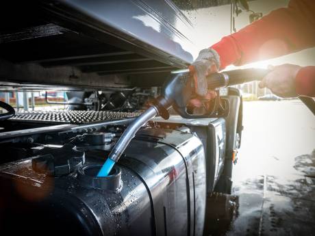 Alle vrachtwagens van Rensa rijden nu op frituurvet: felblauwe brandstof in de tank  