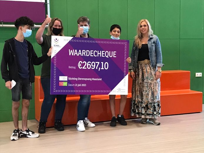 Sahin, Anne-Marie, Bianca, Malik en Cindy met de cheque voor de Dierenopvang.