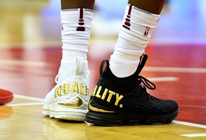 De schoenen van Cleveland Cavaliers-held LeBron James met de opdruk 'Equality' (gelijkheid).