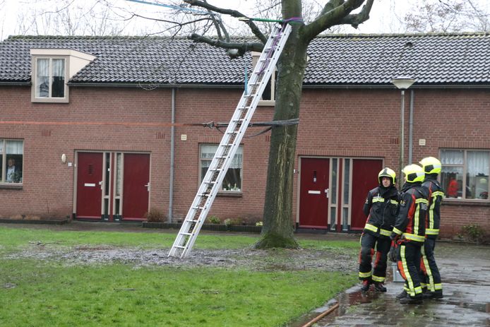 Meerdere woningen ontruimd aan de Piet Mondriaanlaan in Roelofarendsveen.
