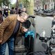 Opengebroken prullenbakken op de Wallen: op zoek naar statiegeld