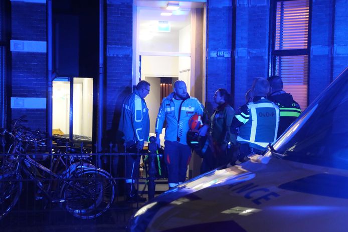 Twee personen zijn met spoed naar het ziekenhuis gebracht.