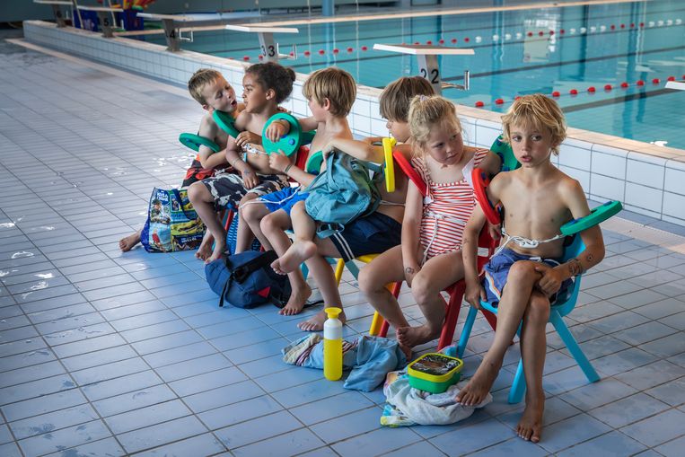 Blijf regelmatig zwemmen met je kind, benadrukt zwemschool­eigenaar Rob Fokkinga. Beeld Dingena Mol