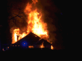 De vlammen staken meters hoog boven het huis uit.