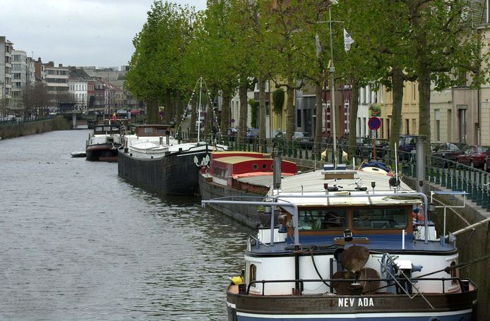 De dronken man sukkelde in het water, maar kon zelf uit het water klauteren