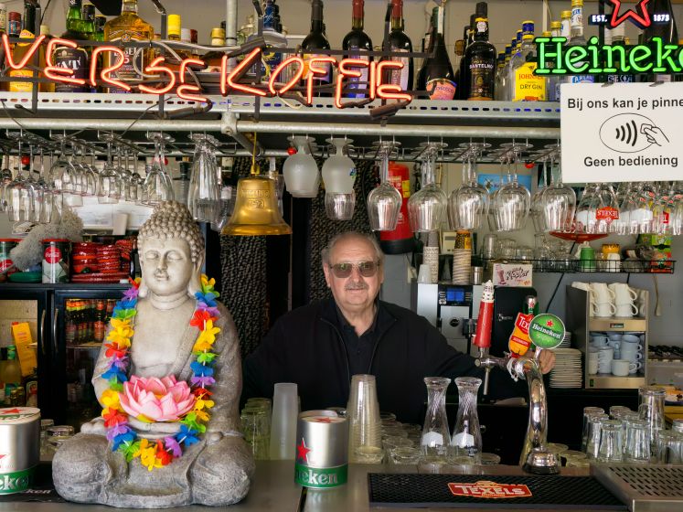 Charles heeft al sinds 1991 een plek aan de Zuiderplas, maar nu dreigt het einde voor zijn Beach Bar: ‘Dan ga ik met pensioen’
