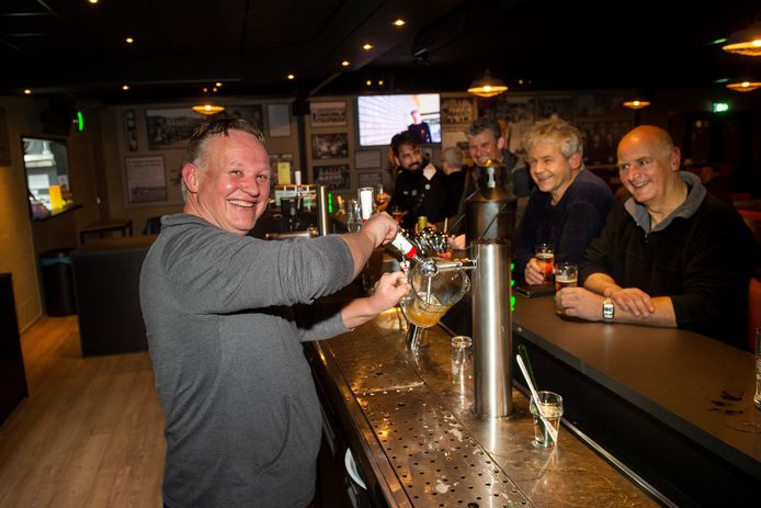 Secretaris Paul Tiesma staat achter de bar bij Eerbeekse Boys, dat een nijpend vrijwilligerstekort heeft.
