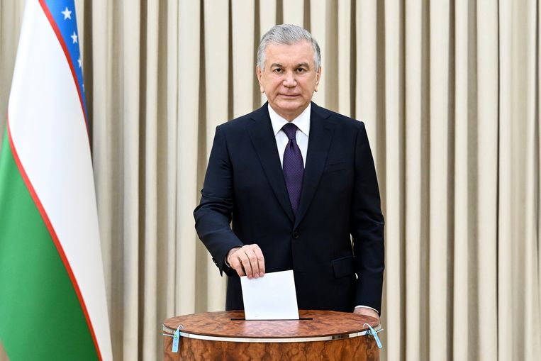 Il presidente dell’Uzbekistan organizza un referendum e dispone che rimanga in carica fino al 2040