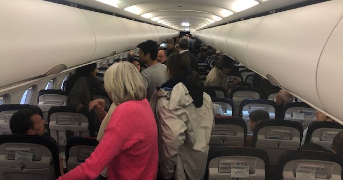 “No! È pazzo?’ Le foto mostrano i passeggeri sul volo Brussels Airlines per Tenerife che protestano contro la decisione di tornare a casa dopo l’atterraggio di emergenza | Fuori