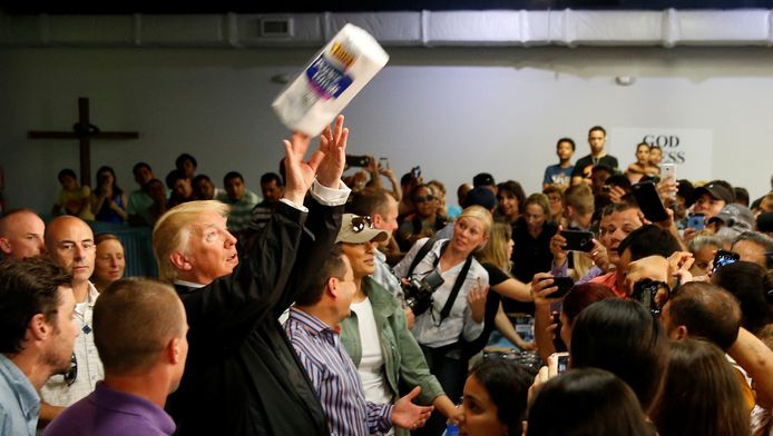 Donald Trumps rol in de hulpverlening op Puerto Rico: het uitdelen van rollen keukenpapier.