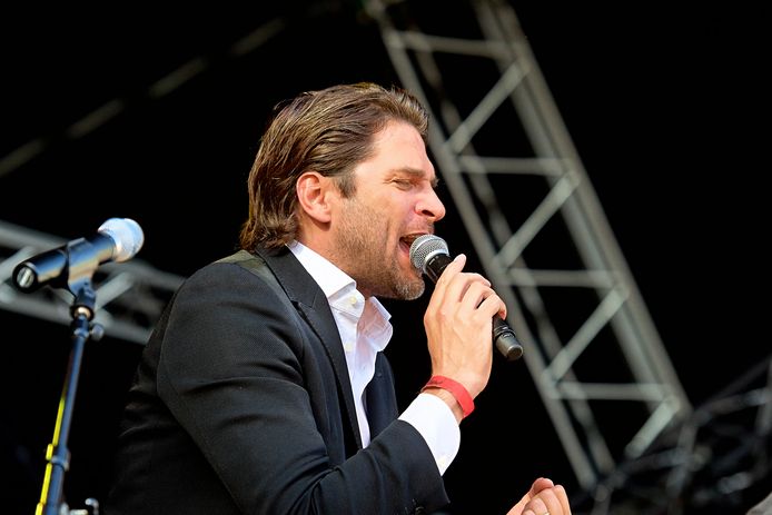 Xander de Buisonjé (ex-Volumia) bij het Zomerspektakel in Alphen. Zijn optredens en het Oktoberfest zijn afgeblazen.