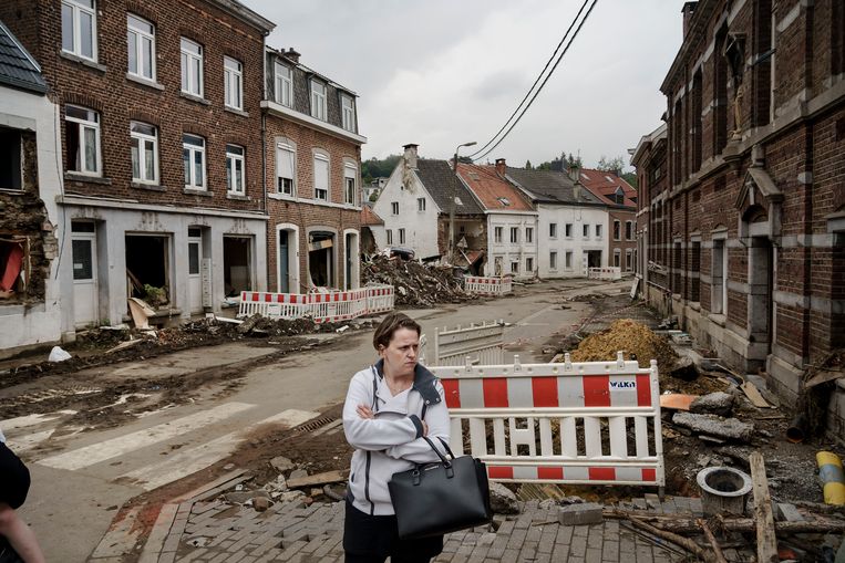 Eigenaars van vernielde woningen komen dagelijks poolshoogte nemen. Ze mogen hun woningen zelf niet meer betreden, ondanks de plunderingen.  Beeld © Eric de Mildt