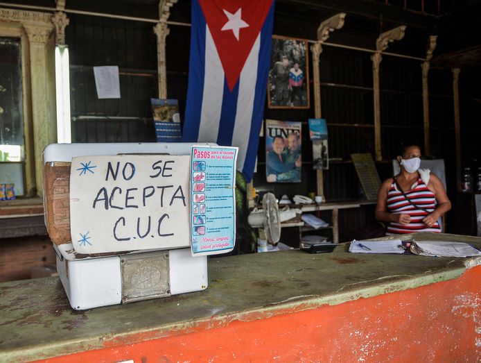 Een bord met de uitleg dat ze in deze winkel in Havana geen CUC aanvaarden.