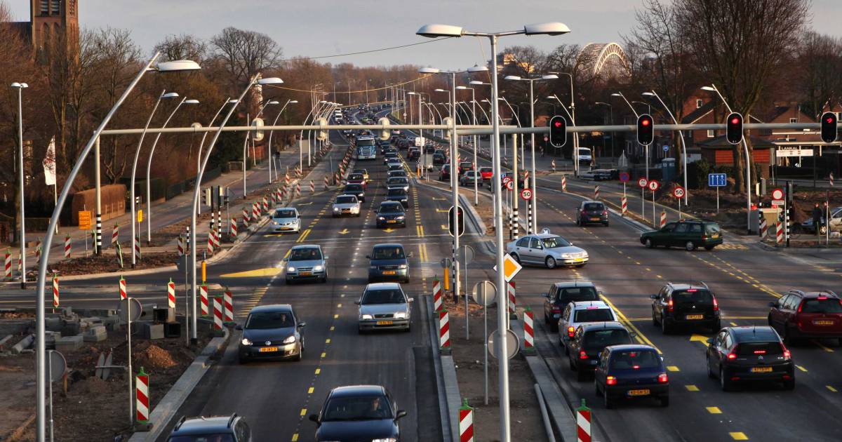 Flinke file tussen Arnhem en Nijmegen door botsing.