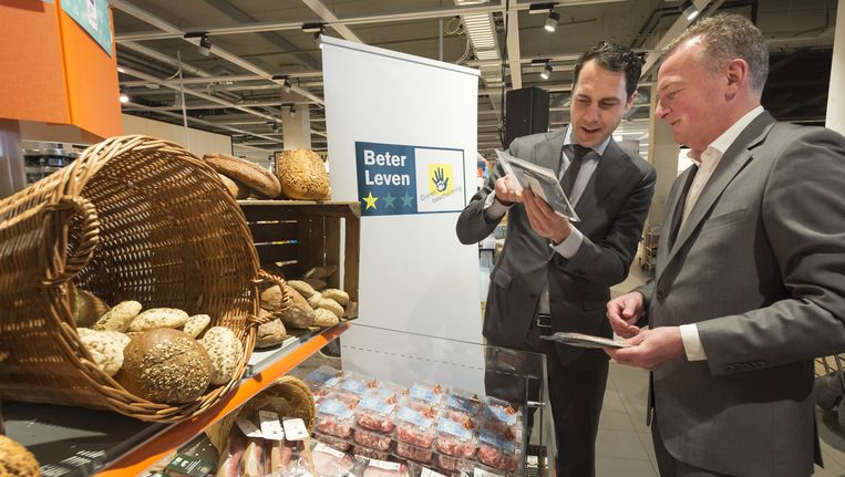 Staatssecretaris Martijn van Dam van Economische Zaken promoot diervriendelijker geproduceerd vlees. Ook burgers hechten aan dierenwelzijn, maar de prijs is doorslaggevend. Beeld anp