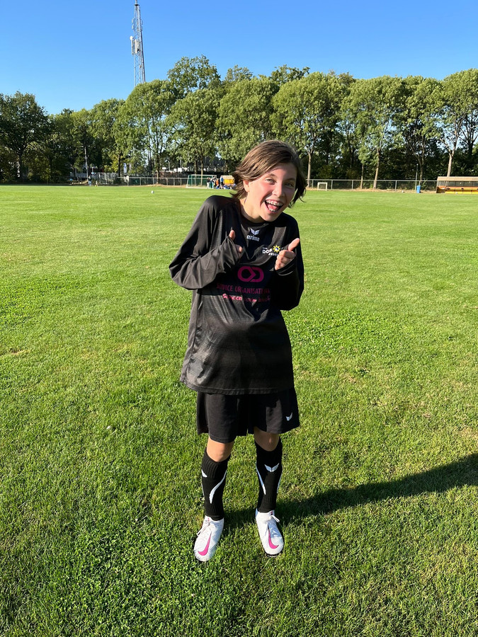 Evi terug op het voetbalveld na haar herstelperiode.