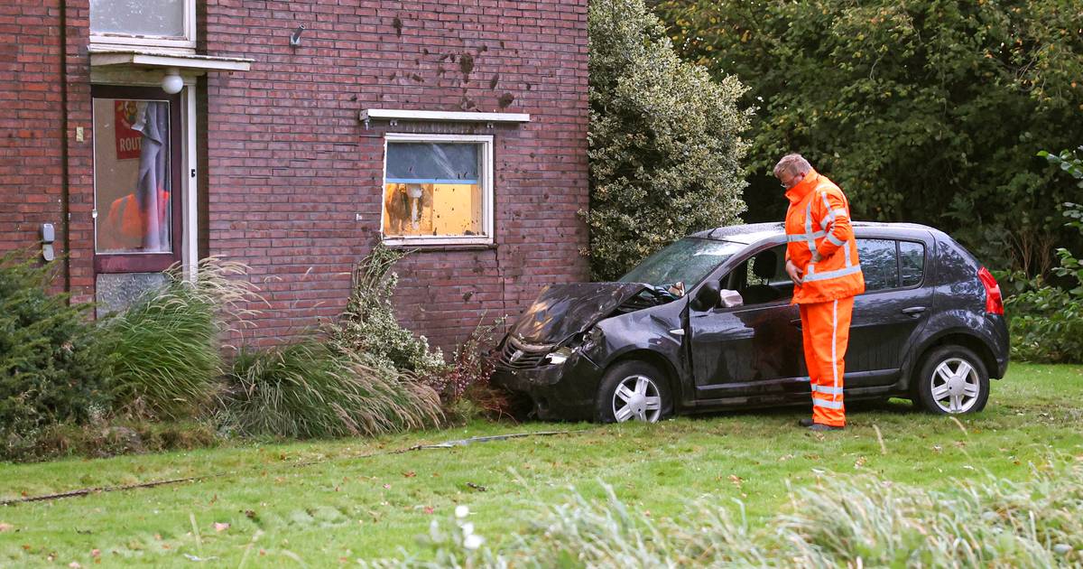 Auto ramt gevel huis in Marknesse