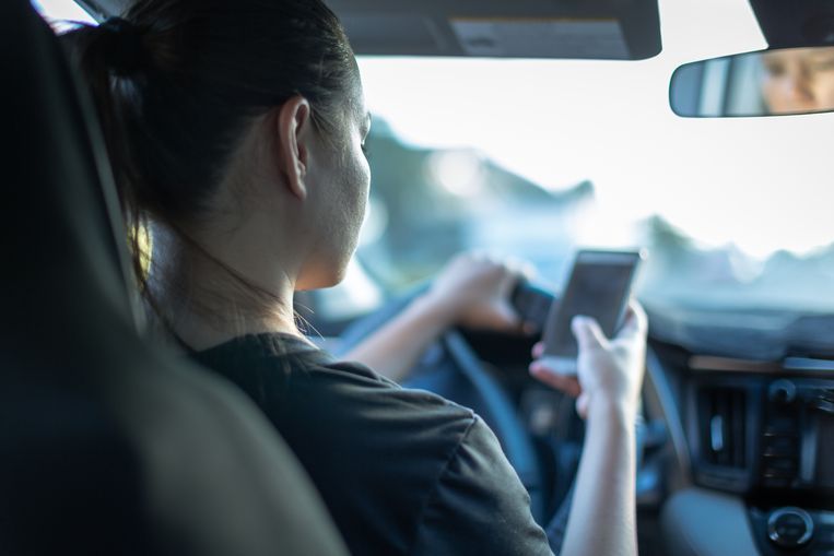 Bij 35 procent van de bedrijven verlangen collega's binnen een half uur een reactie. Dat werkt appen achter het stuur in de hand. Beeld Getty Images/iStock