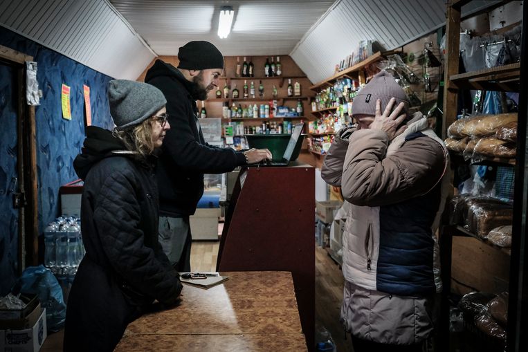 Een winkelier in Petroesjyn vertelt over het leven onder Russische bezetting. Beeld DANIEL ROSENTHAL/ deVolkskrant