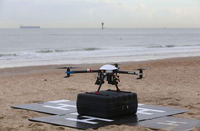 Een drone aan de kust, zoals op deze archieffoto? We zullen er tijdens de feestdagen niet al te veel zien, volgens de lokale politie.
