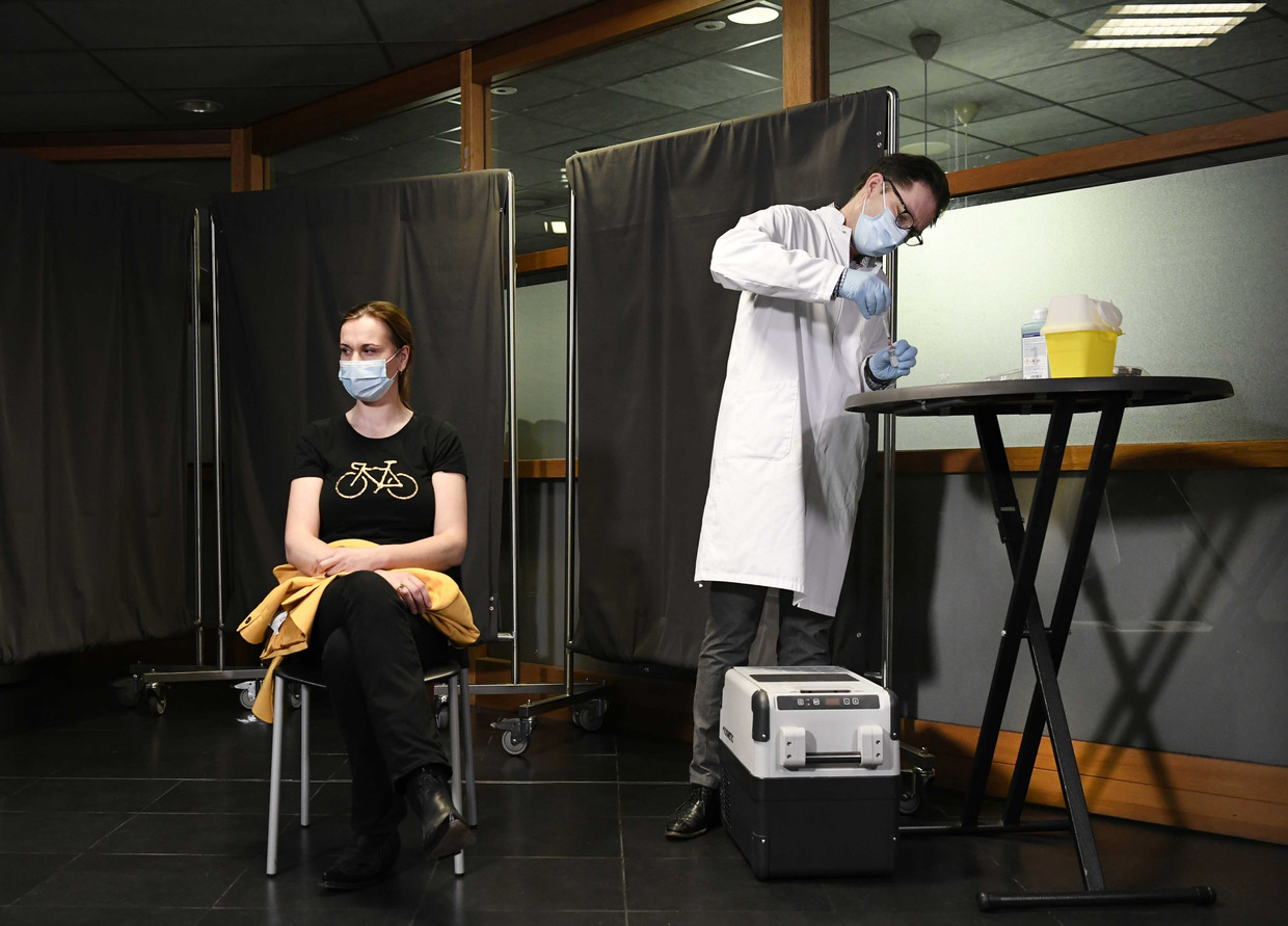 Een huisarts krijgt de eerste prik toegediend in het Medisch Spectrum Twente. In totaal 15.000 mensen komen in aanmerking voor deze vaccinatieronde. Beeld ANP