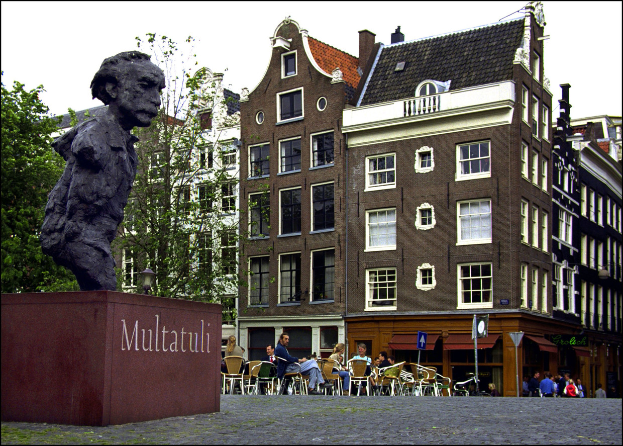 Beeld van Multatuli aan de Singel. Beeld ANP