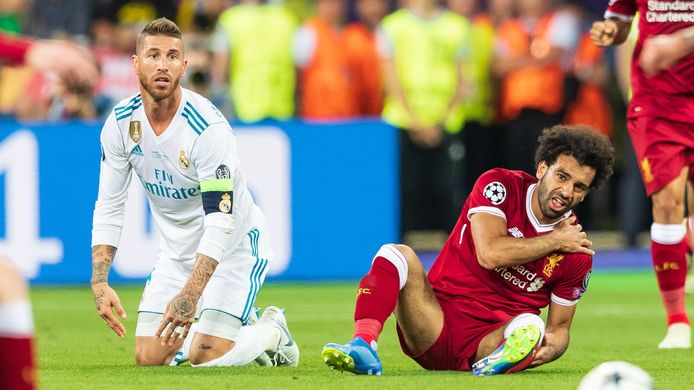 26 mei 2018. Salah is net onderuitgehaald door Ramos. Meteen het einde van de CL-finale voor de Egyptenaar.