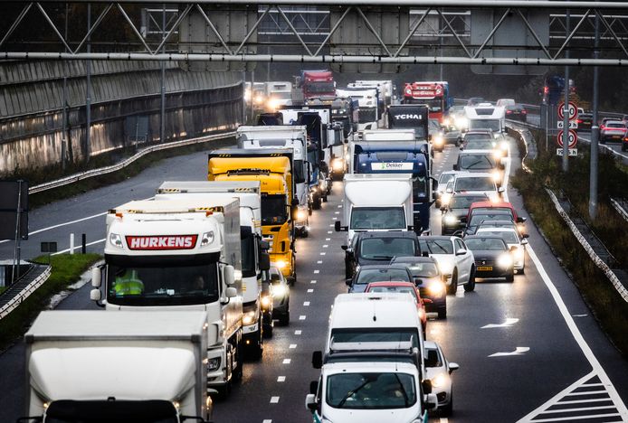 Opnieuw file op A15 door verdwenen spitsstrook: meeste drukte op wegen ...