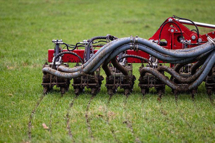 Mestinjectie in het grasland. Meer water gebruiken gaat ook ammoniakuitstoot tegen.