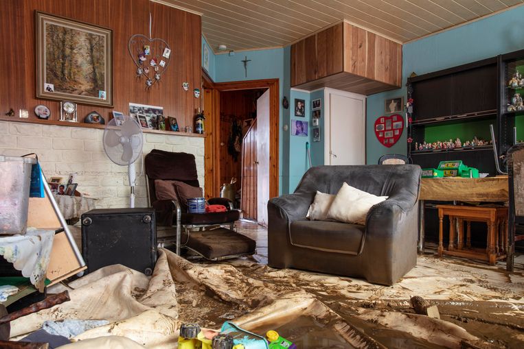 De huiskamer van Ida Dahy is ondergelopen. Beeld HJ Hunter