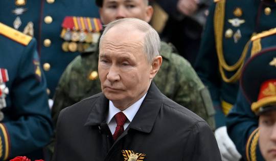 Militaire parade in Moskou van start, zonder tanks en raketten • Poetin: ‘Russisch leger staat tegenover agressieve macht die gesteund wordt door NAVO’
