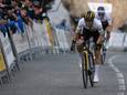 Primoz Roglic (l) snelt weg bij Remco Evenepoel.