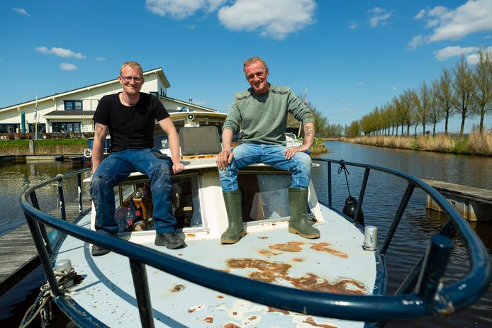 Peter en zoon Jimmy zijn druk bezig om de pas aangeschafte boot op te knappen: ,,Het is mijn allereerste.”