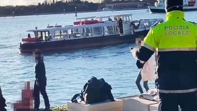 Toeriste uit Venetië gezet nadat ze topless poseert op oorlogsmonument