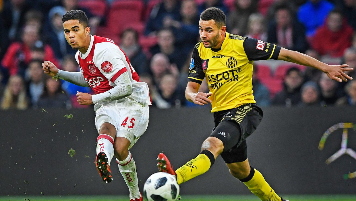 Frele Buitenspeler Justin Kluivert Wervelt Draait En Scoort Drie Keer Iets Wat Zijn Vader Nooit Lukte In De Eredivisie De Volkskrant