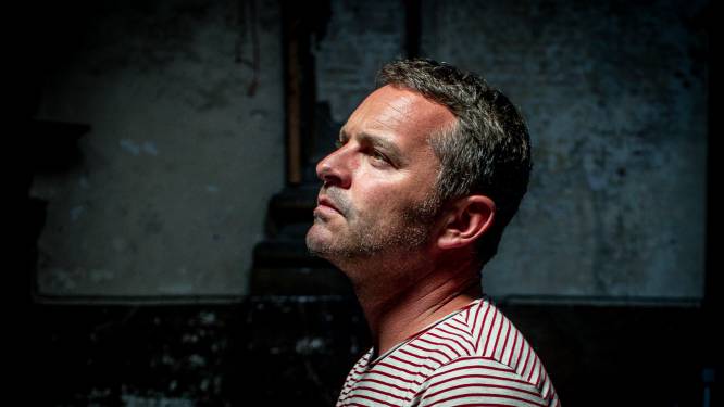 Vrouw die Adriaan Van den Hoof beschuldigde reageert: “Dat iemand hem een loer wil draaien, is dikke zever”