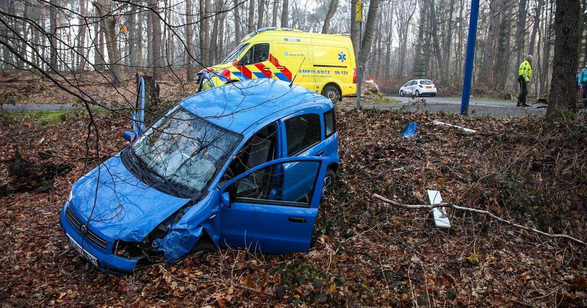 Auto wordt gelanceerd bij aanrijding in Beekbergen en komt terecht in struikgewas.