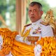 Pas getrouwde koning van Thailand
geeft maîtresse officiële erkenning live op tv (en niemand die er iets van durft te zeggen)