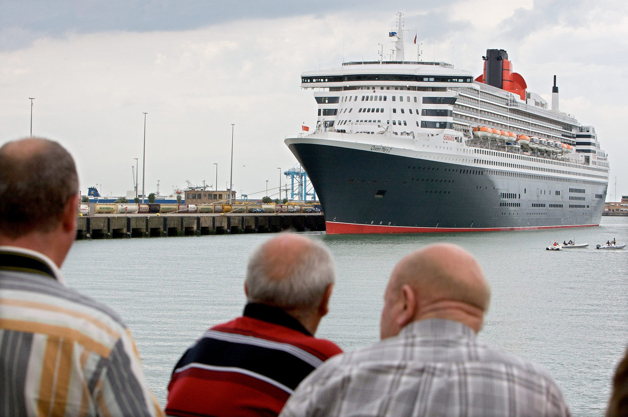 Archiefbeeld van cruiseschip Queen Mary II dat aanmeert in Zeebrugge. Beeld BELGA