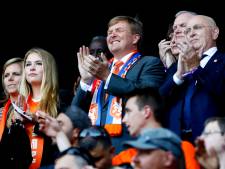 Koning met dochters Amalia en Ariane bij WK-finale in Lyon
