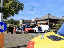 Auto rijdt tegen verkeer in en botst op twee andere voertuigen in Amersfoort