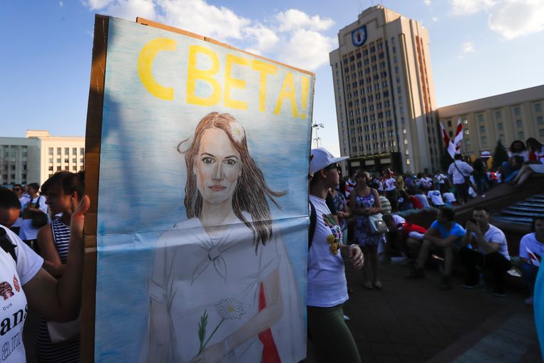 Mensen dragen een portret van oppositiekandidaat Svetlana Tichanovskaja. Beeld AP