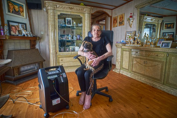 Annie Reuvers met haar hond op schoot.