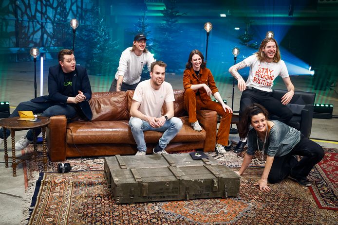 3FM-dj's Rob Janssen, Sander Hoogendoorn, Wijnand Speelman, Sophie Hijlkema, Frank van der Lende en Eva Koreman (L-R) in de hangar op vliegveld Twenthe, voor de actie Serious Request.