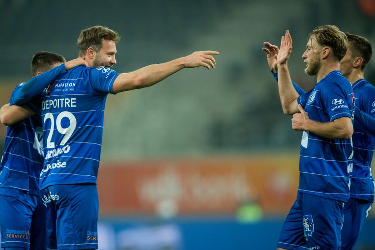 Laurent Depoitre en Roman Bezoes vieren de zege tegen STVV. Beeld BELGA