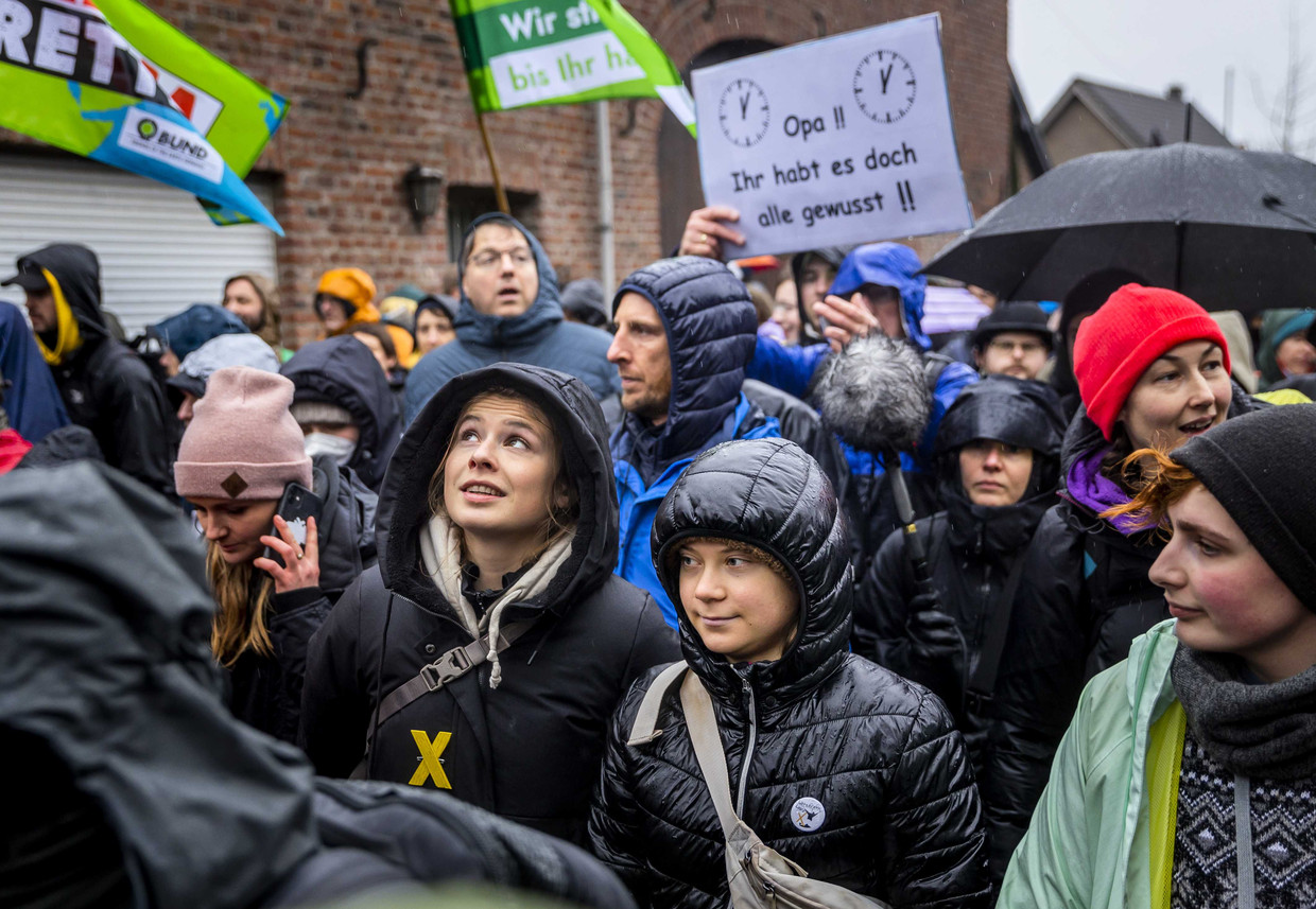 Klimaatactivist Greta Thunberg in Keyenberg, bij een demonstratie uit solidariteit met de bezetters van Lützerath. Het dorp wordt al twee jaar bezet door klimaatactivisten om bruinkoolwinning tegen te houden.  Beeld ANP