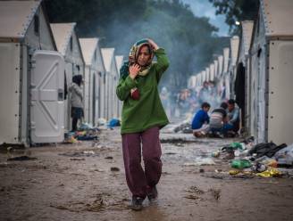 Oxfam: “Vrouwen in onveilig vluchtelingenkamp Lesbos dragen ‘s nachts luier om tent niet te moeten verlaten”